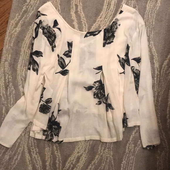 Flowery top. - Picture 1 of 1